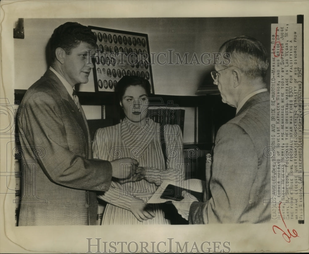 1947 Press Photo Marine Lt Bob Herwig &amp; bride Nacia Hegeman Herwig - sba11823