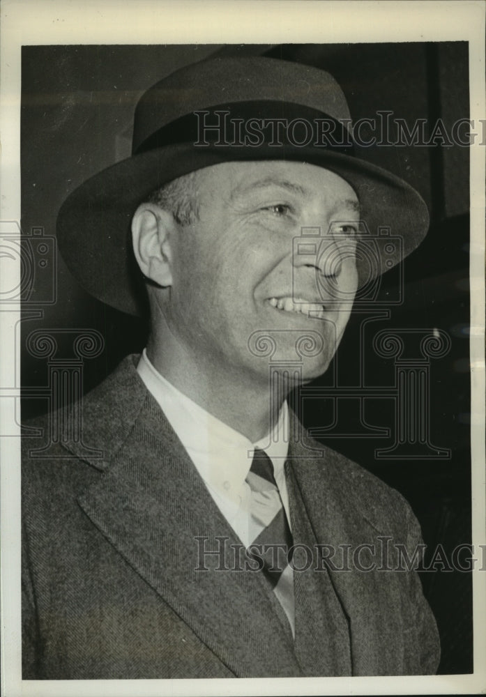 1938 Press Photo William Bullitt wears a fashionable hat on his way to Nassau