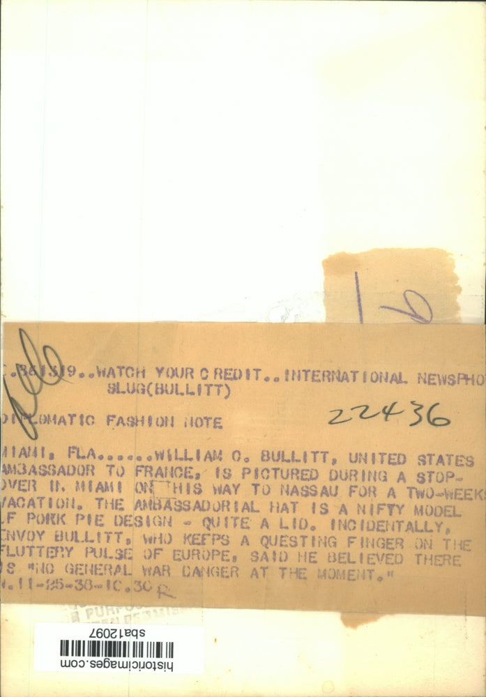 1938 Press Photo William Bullitt wears a fashionable hat on his way to Nassau