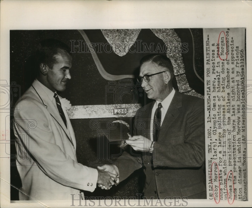 1956 Press Photo Bobby Morrow receives name plate for painting from Morgan Jones