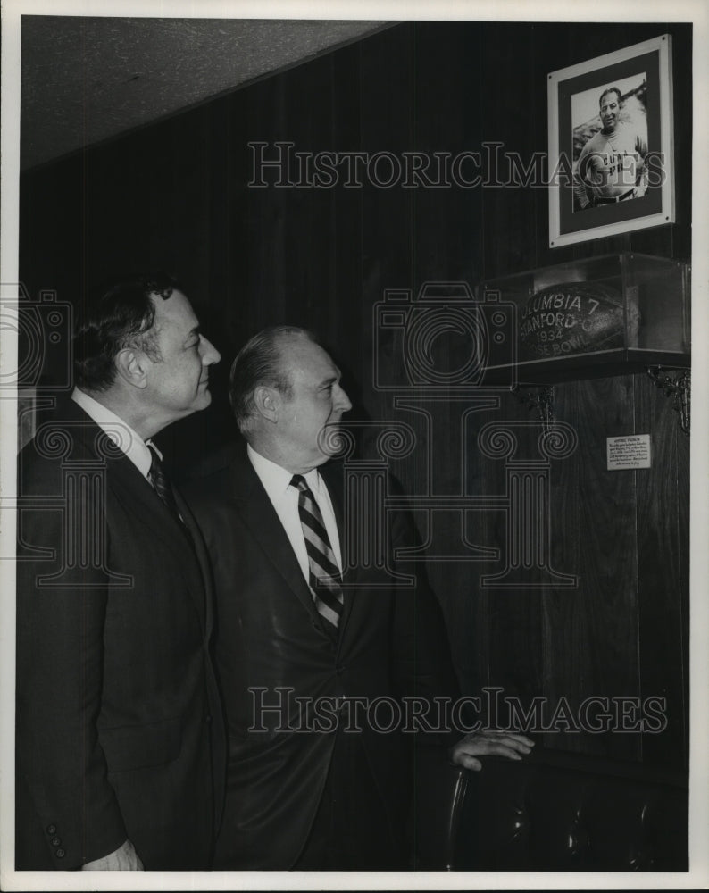 Press Photo Al Barabas and Cliff Montgomery look at Rose bowl memorabilia- Historic Images