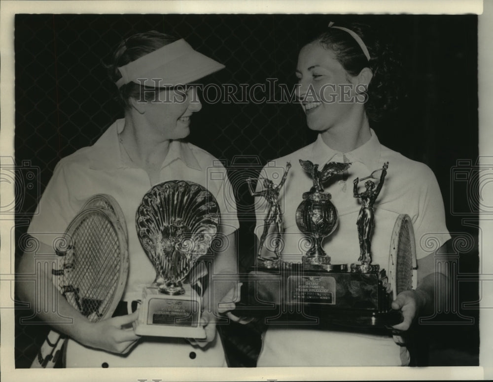 1937 Press Photo Barbara Duncan and Florence Maxwell with their trophies