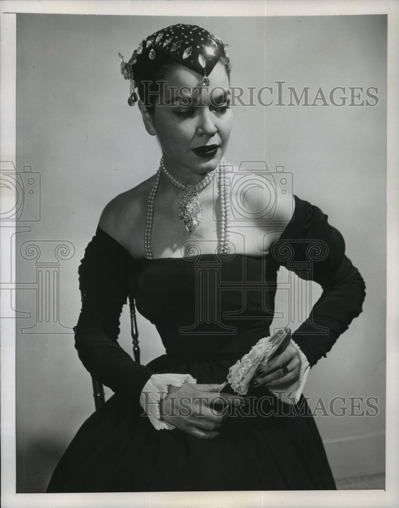 1952 Press Photo Jane Darby wears a long shirred sleeves gown with smart accent