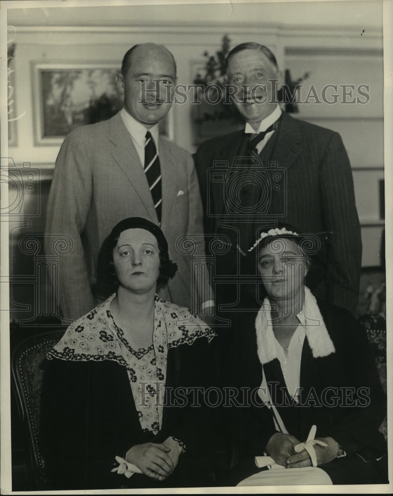1931 Press Photo Sir Enoch Hill, a noted British financier shown with his family