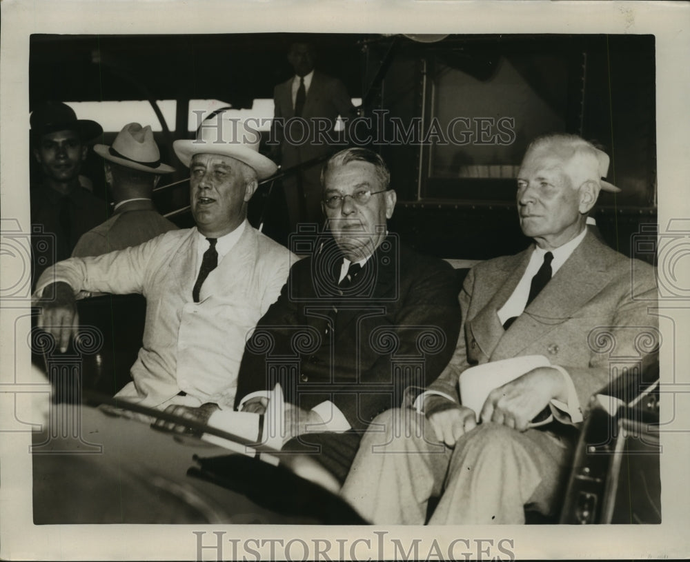 Press Photo Franklin d Roosevelt sits with two other men at meeting