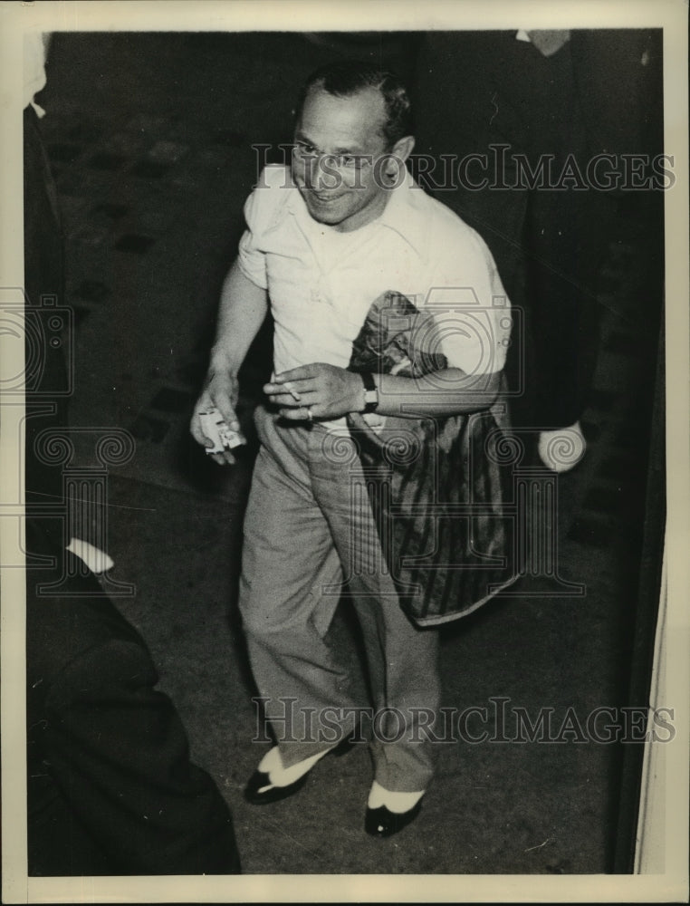 1937 Press Photo "Little Itch" Halpern arrives at the Police Station