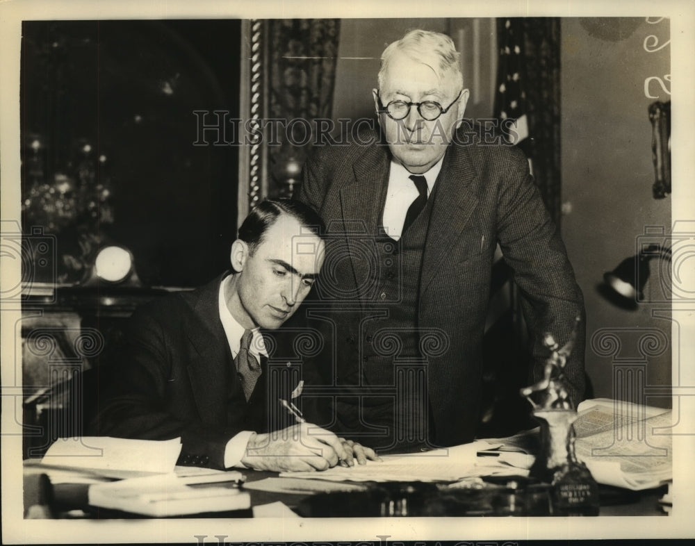 1937 Press Photo Dudley White signs the amendment drafted by Louis Dudley