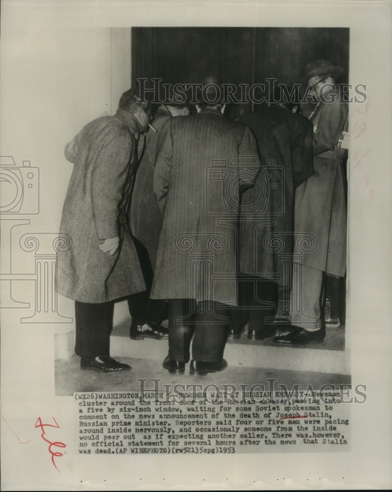 1953 Press Photo Newsmen at the Russian Embassy wait for Stalin's death updates