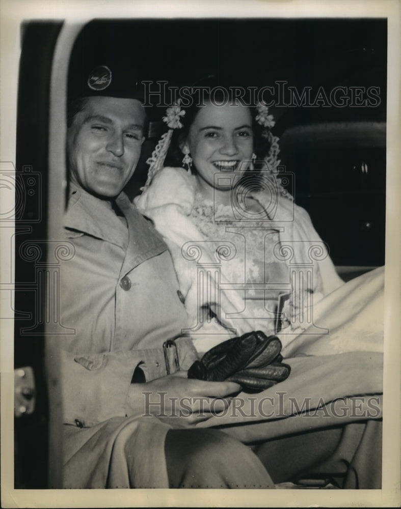 1944 Press Photo Lt. Edward Brooke Lee Jr. and Bride Camilla Sewall Edge