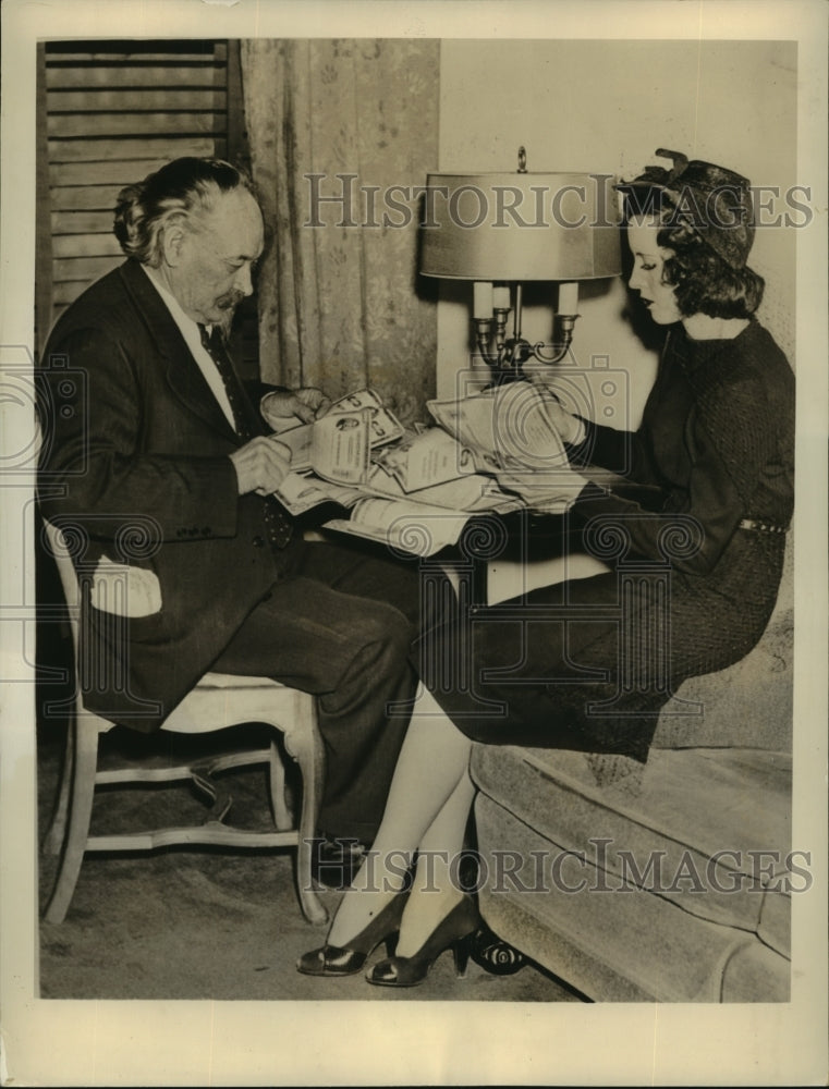 1938 Press Photo Indian Fighter Col. Pearson looked over U.S. Government Bonds