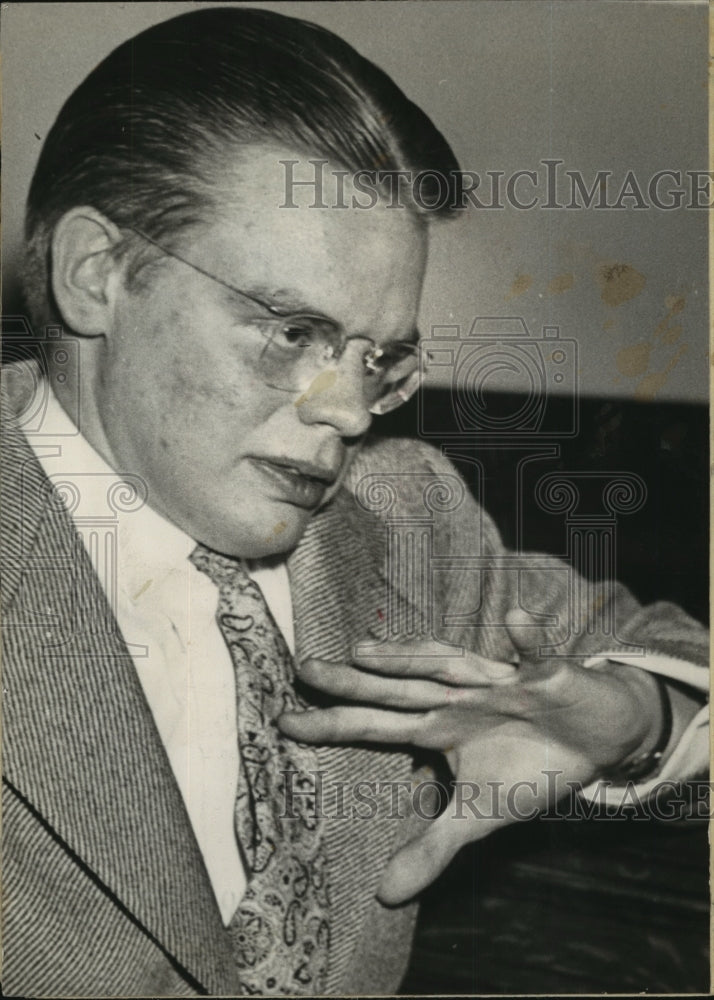 1942 Press Photo Mr Kirkpatrick Dilling Holding Out His Hand - sba15691- Historic Images