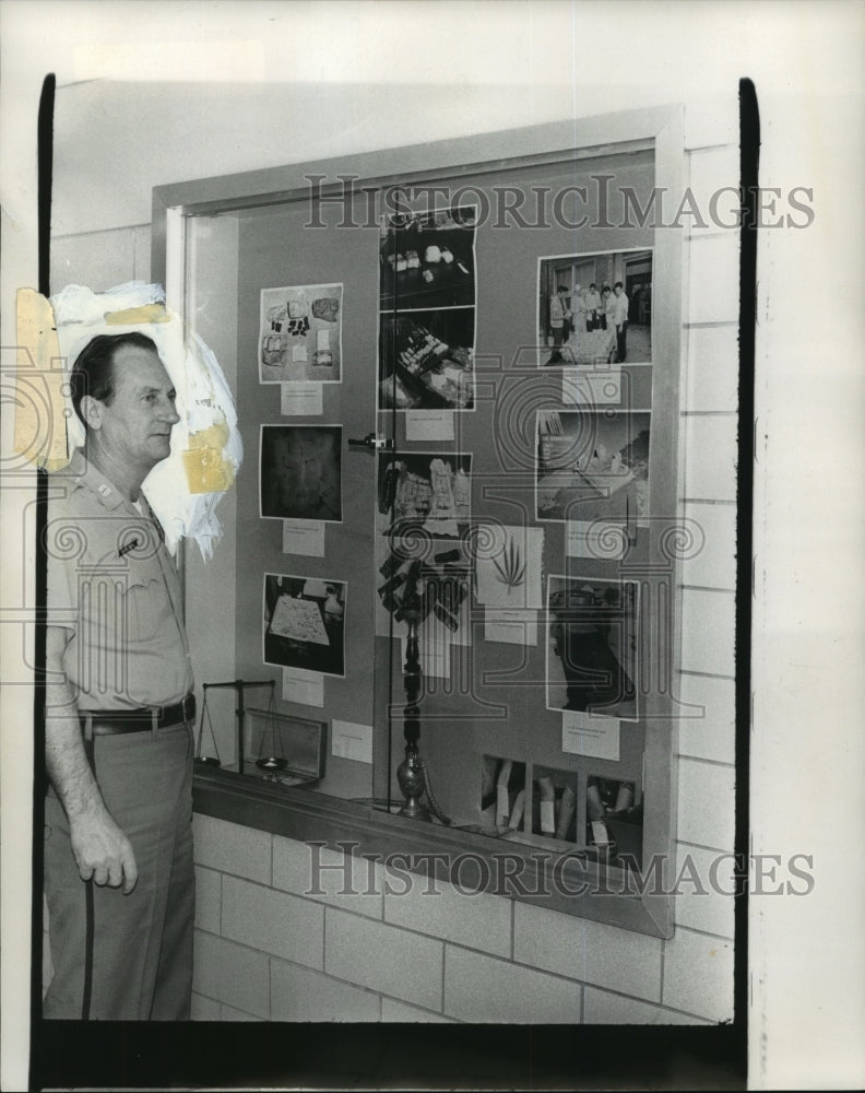 Press Photo Capt. Hanks Anton looked at Narcotics display - sba15926