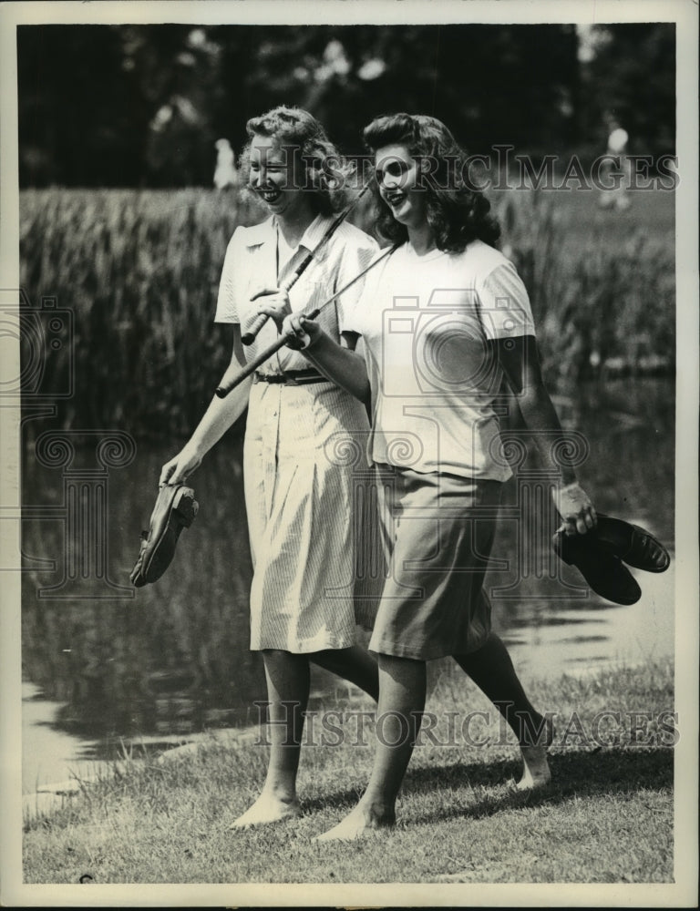 1943 Press Photo Marjorie Row and Catherine Fox at Women&#39;s Western Open Golf- Historic Images