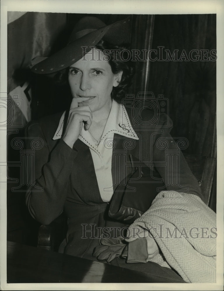 1943 Press Photo Florence Sattele On Witness Stand To Testify About Daughter