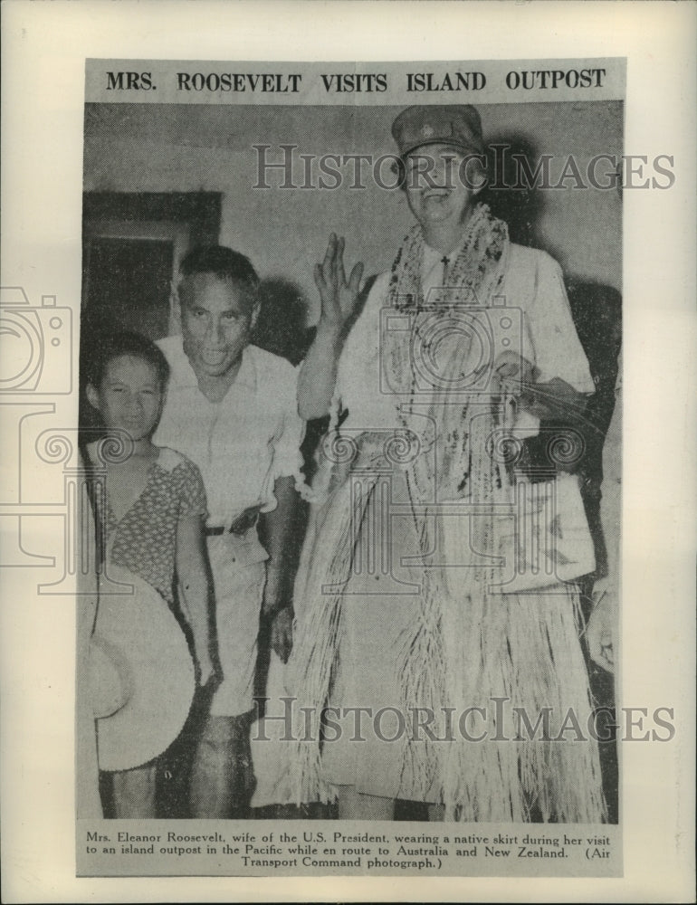 1943 Press Photo Mrs. Eleanor Roosevelt visits Island Outpost in her grass suit