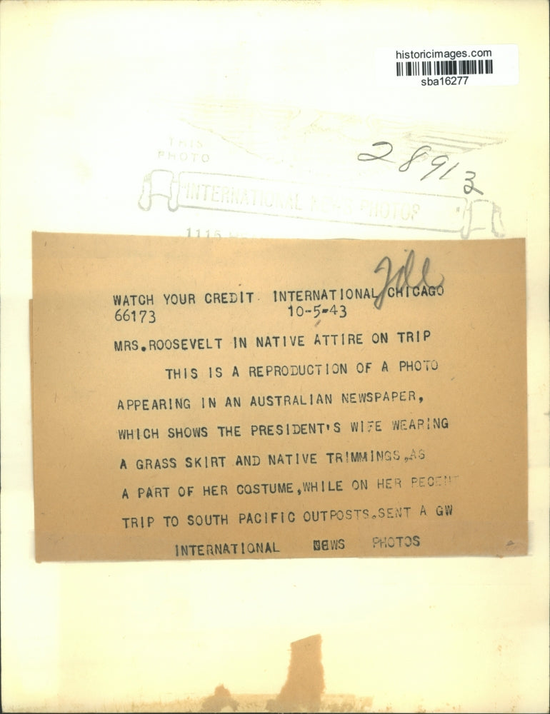 1943 Press Photo Mrs. Eleanor Roosevelt visits Island Outpost in her grass suit