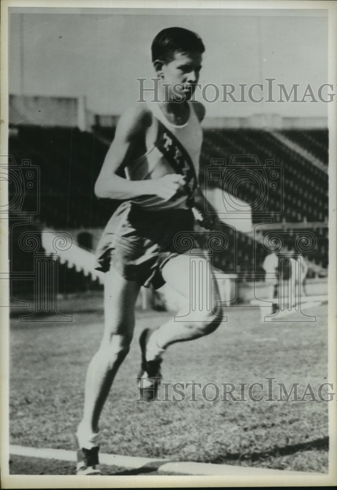 Press Photo Texas track runner Jerry Thompson in action - sba16442- Historic Images