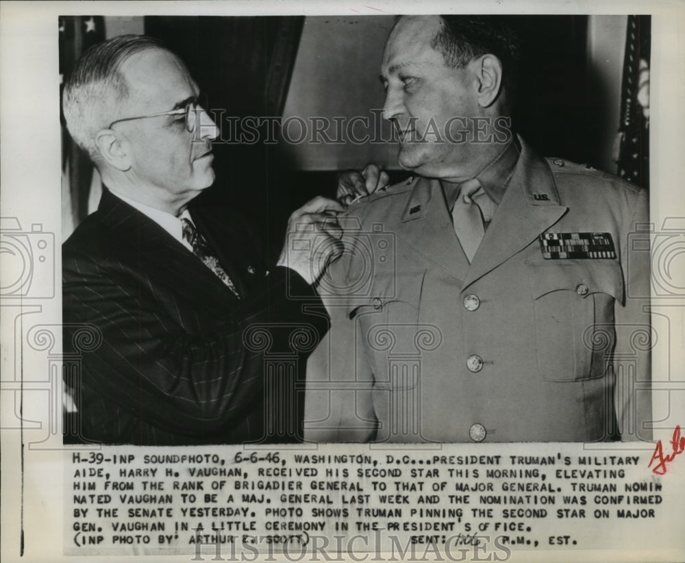 1946 Press Photo President Truman & aide Major General Vaughn in DC - sba16501