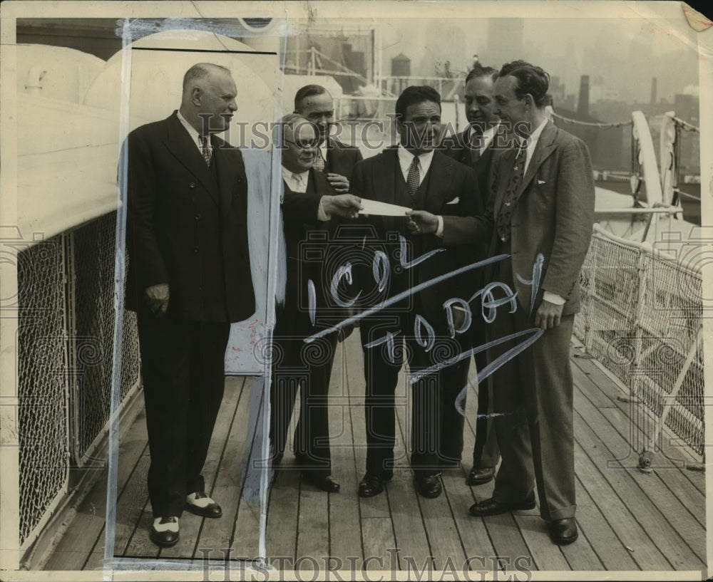 Press Photo Jack Carley receiving a check - sba16564