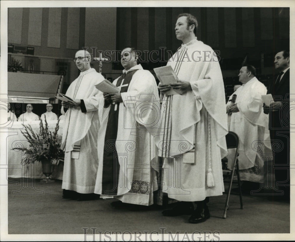 1970 Press Photo Bishop P. Flores officiates the ceremony with the clergy