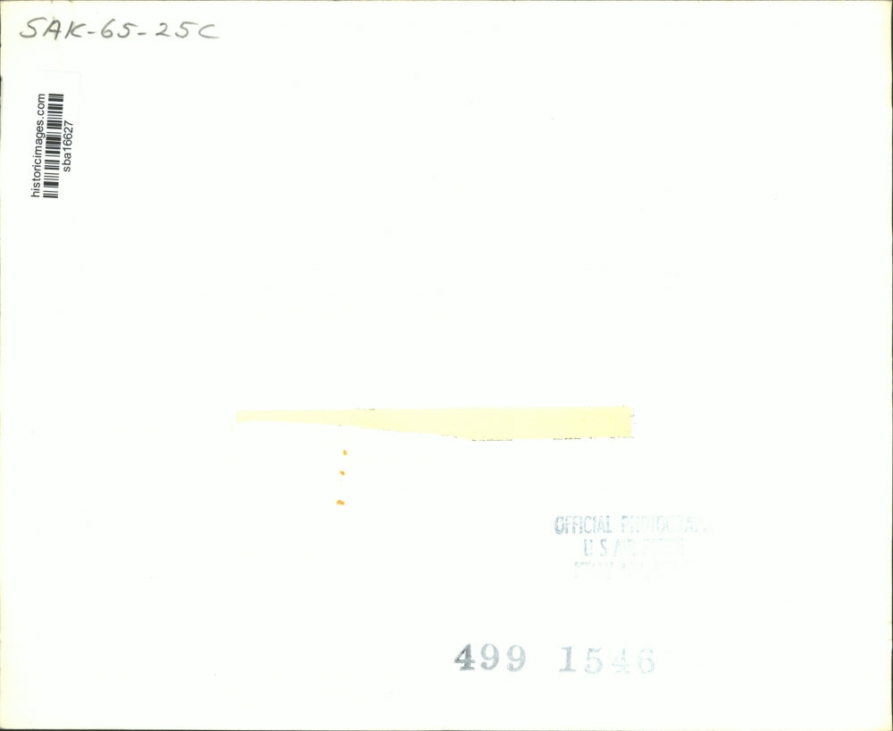 Press Photo Workers working on a engine - sba16627