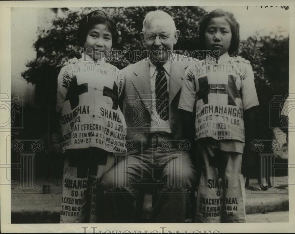 1941 Press Photo Dr. J.C. McCracken and refugeeson wearing wheat bag clothing- Historic Images