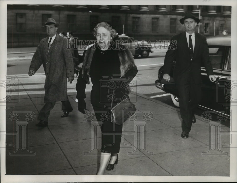 1952 Press Photo Mrs. Bess Truman followed by the secret service guards