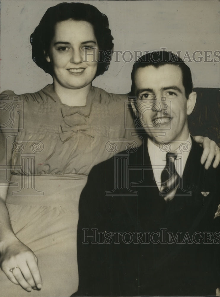 1940 Press Photo Tom Phelps and wife Mary - sba17032