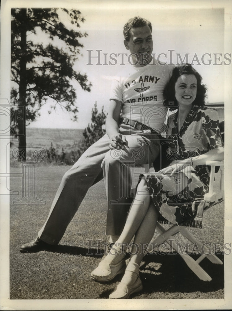 1942 Press Photo Marvin Ward who defended golf title pauses with his wife
