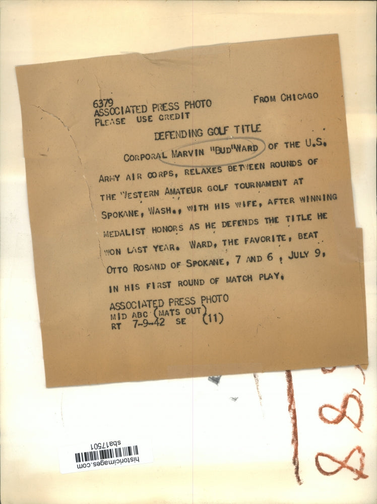 1942 Press Photo Marvin Ward who defended golf title pauses with his wife