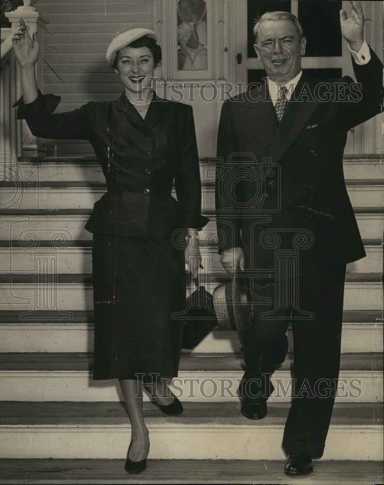 Press Photo Couple wave as they step down the stairs - sba17526
