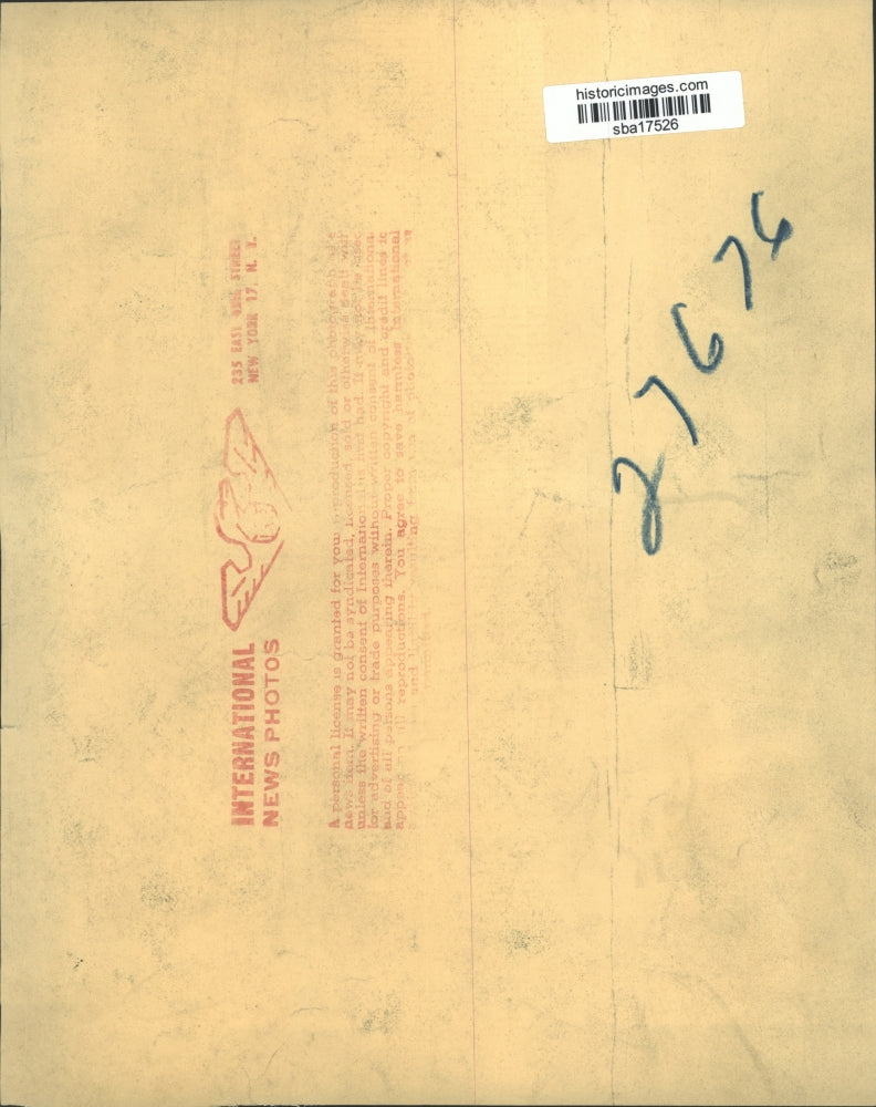 Press Photo Couple wave as they step down the stairs - sba17526