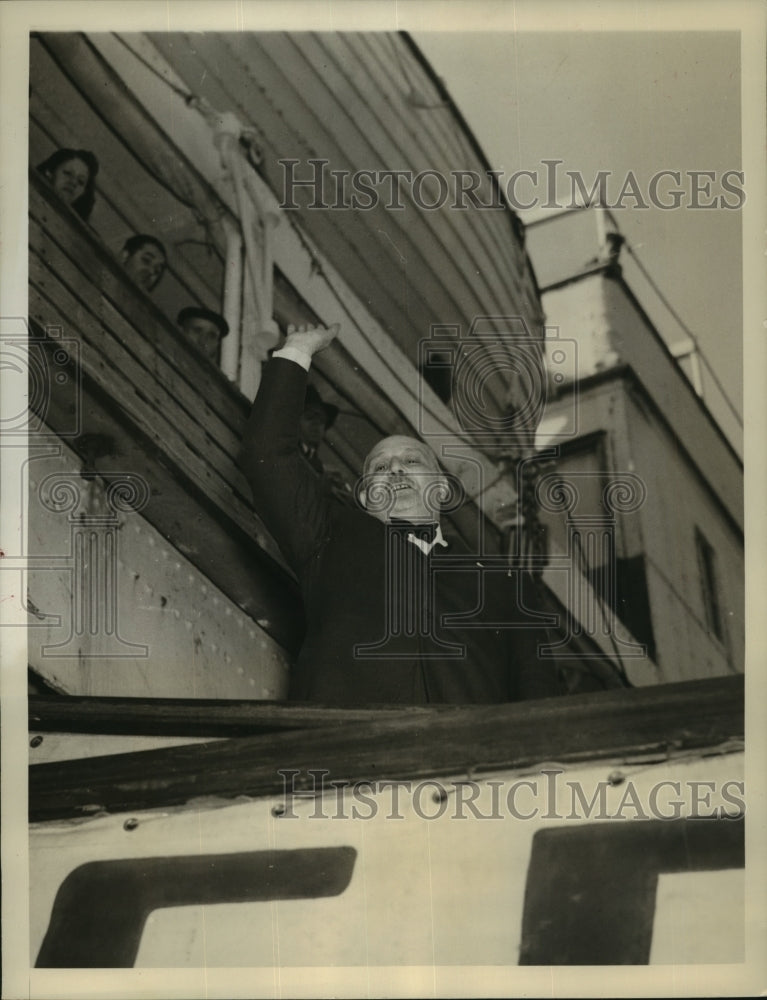 1941 Press Photo Adm. Alberto Lais give the Fascist salute in farewell to U.S.
