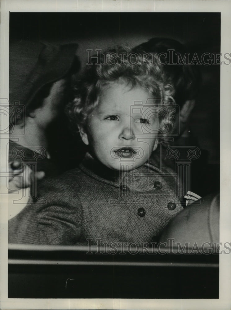 1953 Press Photo Princess Anne of England with Prince Charles behind her