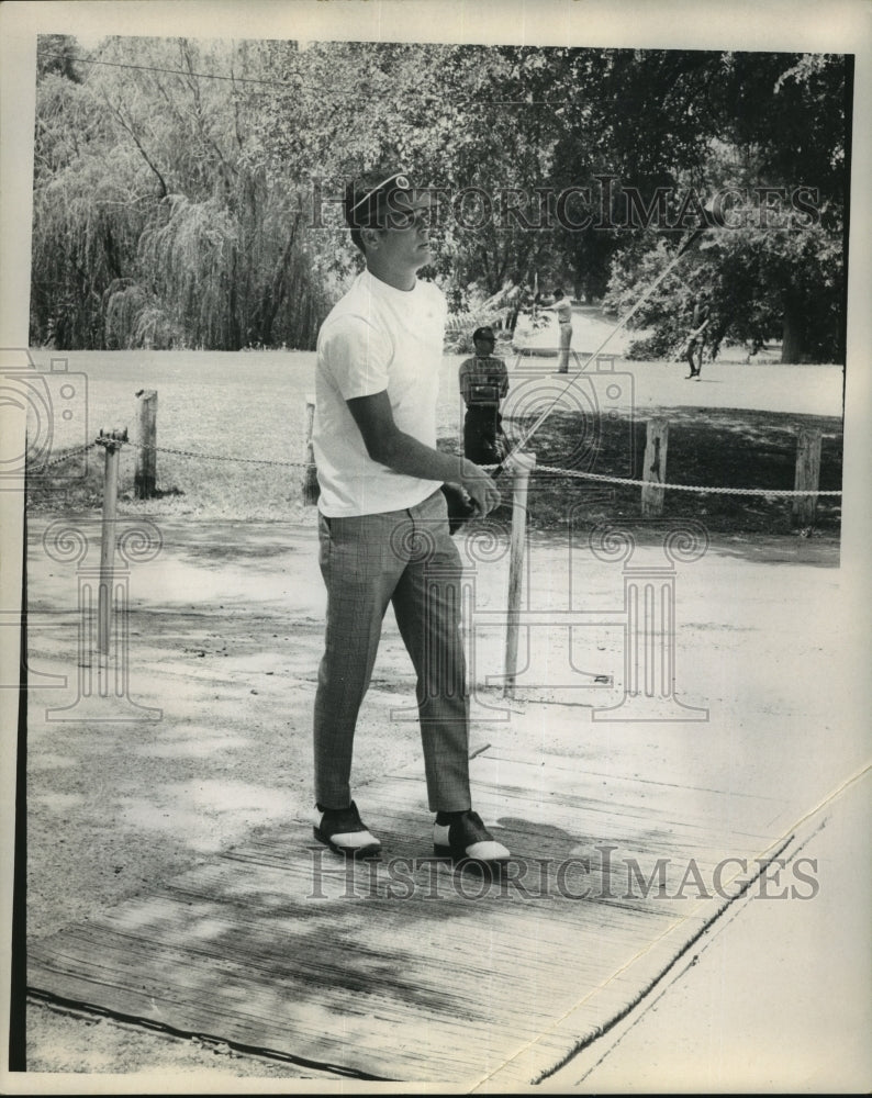 Press Photo Larry Brittain in one of his golf games - sba17859- Historic Images