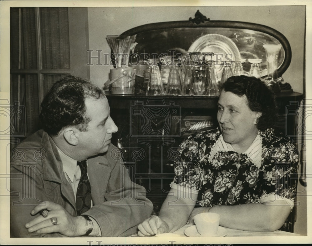 1938 Press Photo Sheriff H. Chandler, Louis Holland plans recapture of bandits