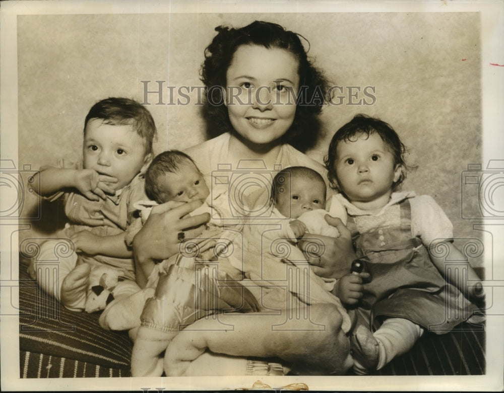 1941 Press Photo Mrs George Demeris Holds Her Two Sets of Twins in Chicago