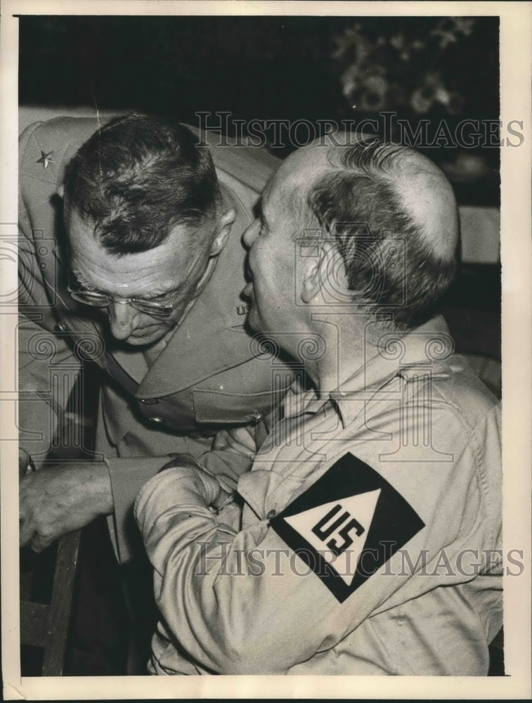 1943 Press Photo Sen. Ralph Brewster whispering to Lt. Gen. Joseph Stilwell- Historic Images