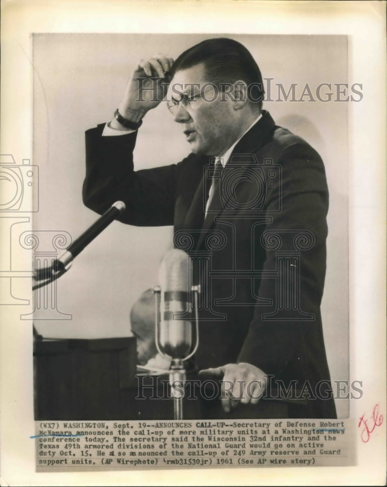 1961 Press Photo Secretary of Defense Robert McNamara at Washington Conference