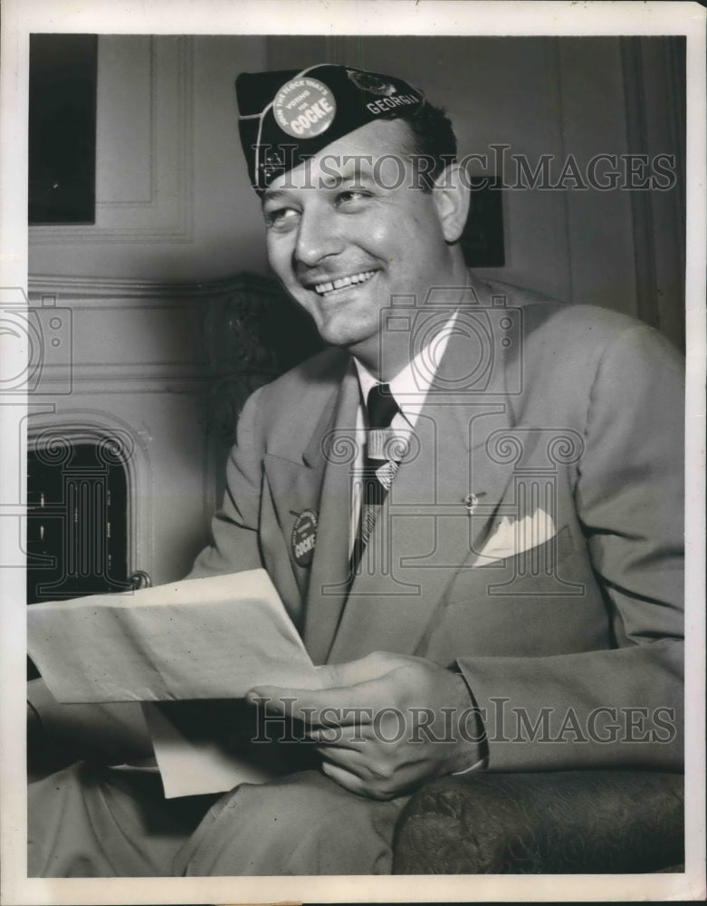 1949 Press Photo Earle Cocke Jr. in the headquarters at Bellevue Stratford Hotel