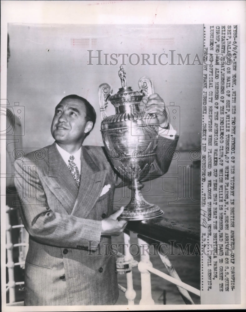 1947 Press Photo Willie Turnesa holds British Amateur Golf Championship trophy- Historic Images