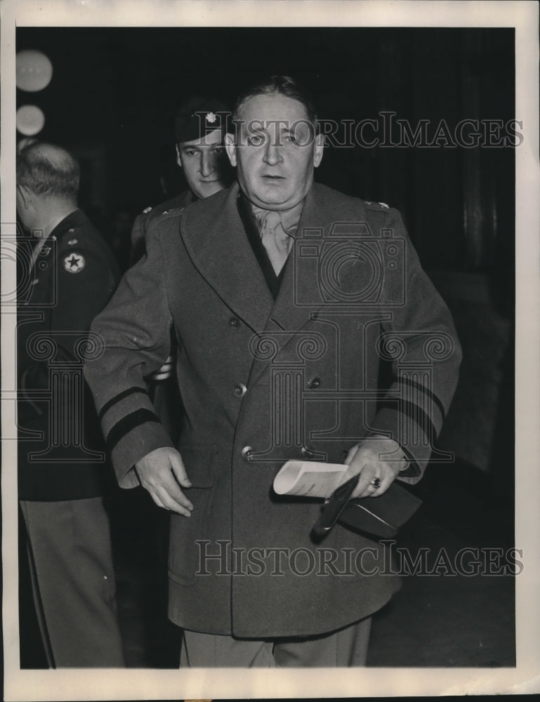 1945 Press Photo Major General Joseph Byron Leaving Federal Court in Chicago