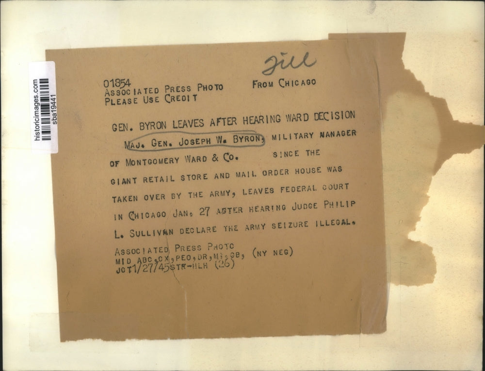 1945 Press Photo Major General Joseph Byron Leaving Federal Court in Chicago