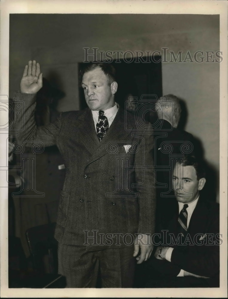 1939 Press Photo Harry Thomas swears before the State Athletic Commission