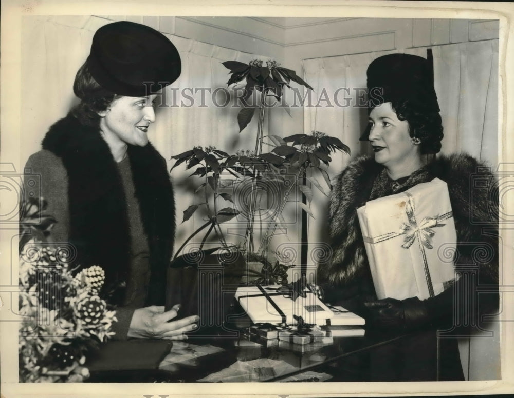 1938 Press Photo Wives of American officials make early Christmas shopping
