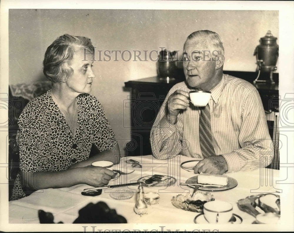 1938 Press Photo Mr &amp; Mrs Jimmy Hines having breakfast before the second Trial- Historic Images