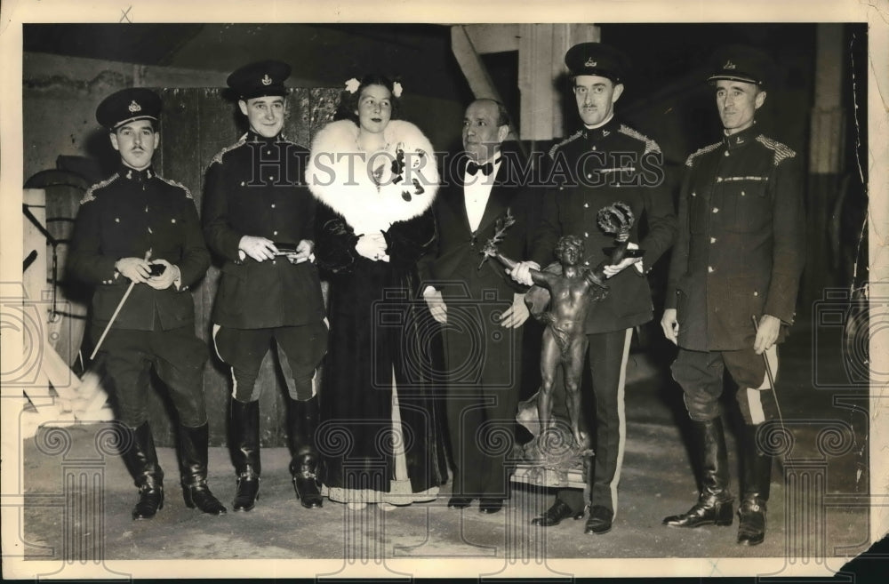 1937 Press Photo Members of Camadian team receive trophy at Intl Military show- Historic Images