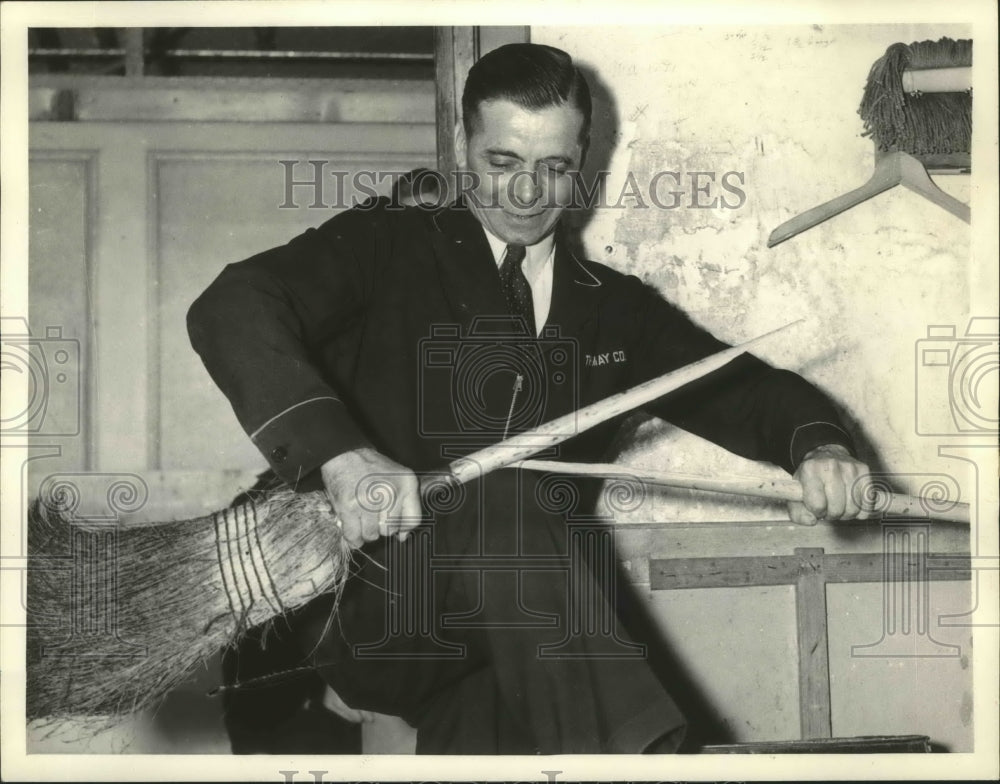 1937 Press Photo Janitor John Kraus is only a step away from $150000 - sba20107