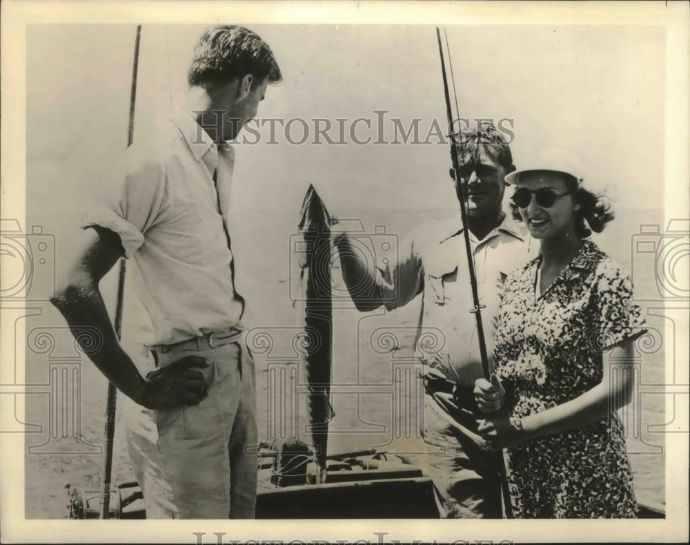1938 Press Photo Capt. Christensen holds a fish with John Roosevelt and wife