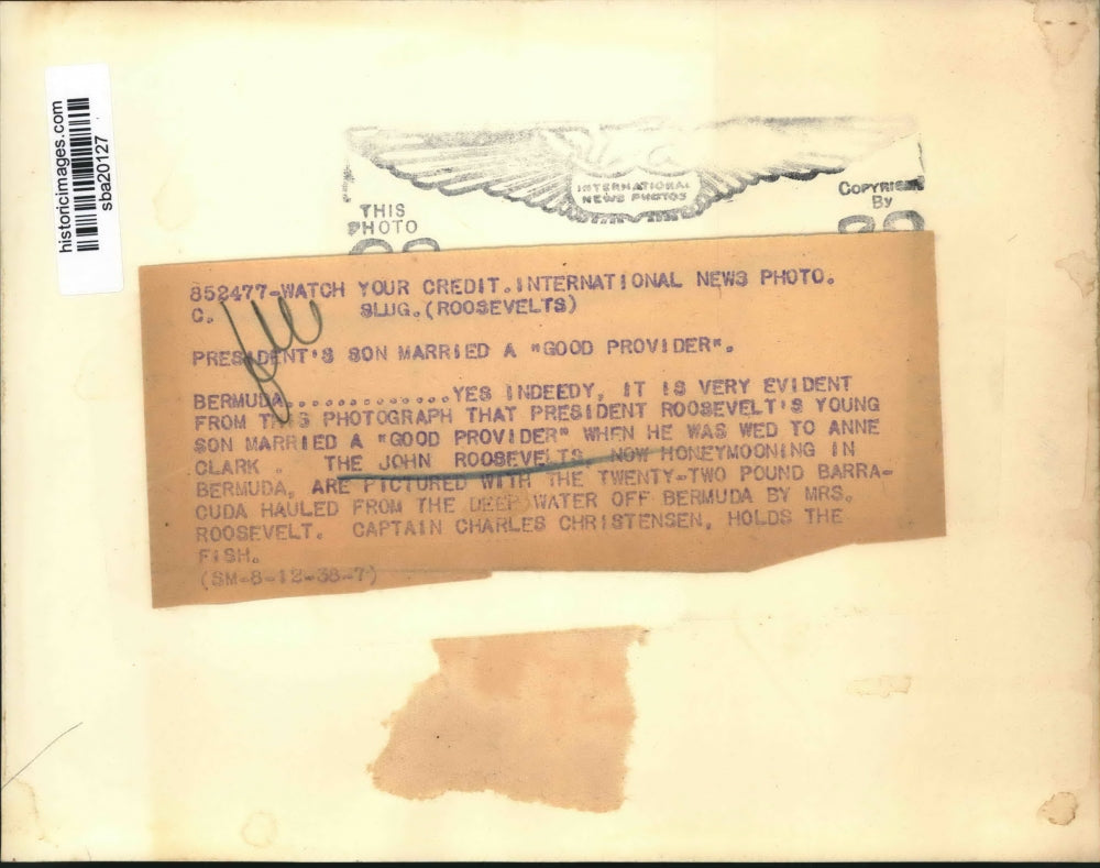 1938 Press Photo Capt. Christensen holds a fish with John Roosevelt and wife